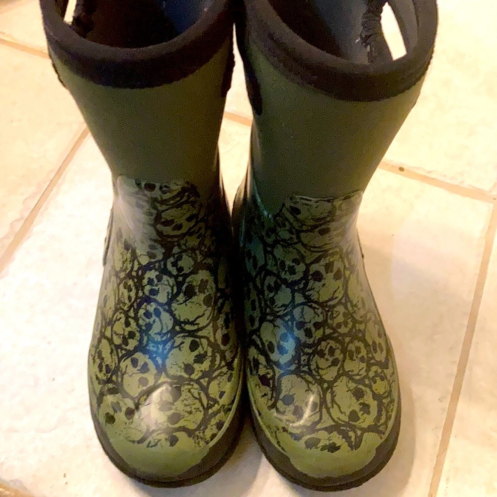 Size 13 army green/black Bogs skull boots
